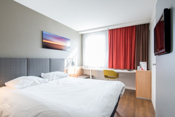 hotel room accommodation find and booking service
